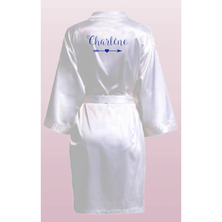 Albornoz de satén con nombre y flecha.