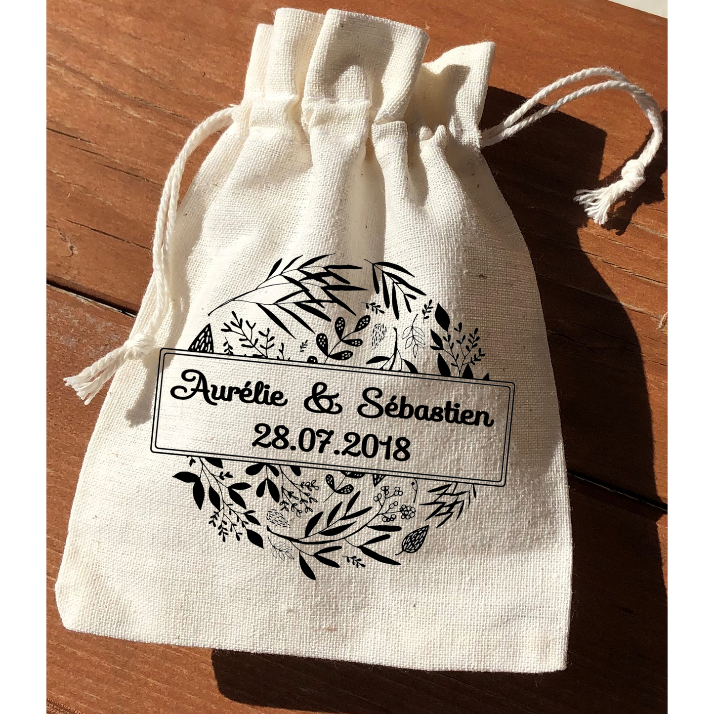 Bolsos con corona de hojas negras