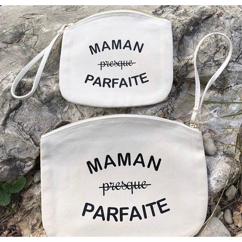 Pochette avec sangle poignet  "Maman presque parfaite"