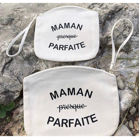 Pochette avec sangle poignet  "Maman presque parfaite"